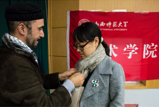 Khalid示范披肩的多种穿戴方法