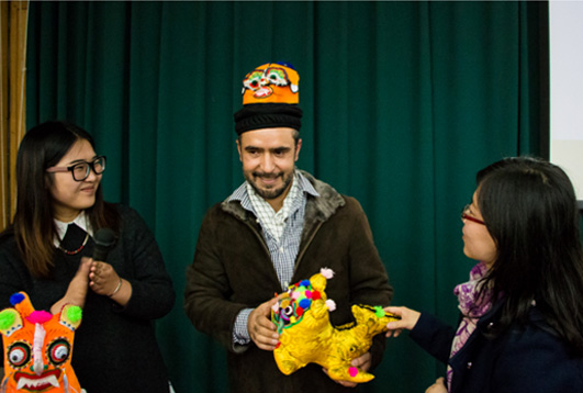 与Khalid交流临汾当地传统布艺品