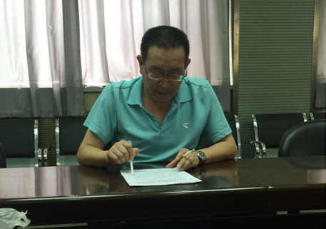 研究生支部书记李豪老师主持会议