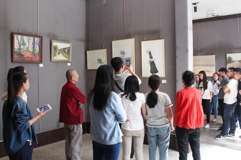 同学参观展览